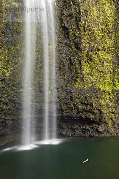 Wasserfall schwimmen Mädchen unterhalb