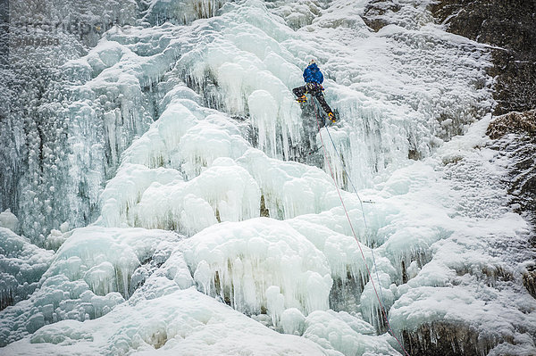 Frankreich Mann Sturm führen Eis Mittelpunkt Chamonix klettern Blei Schnee