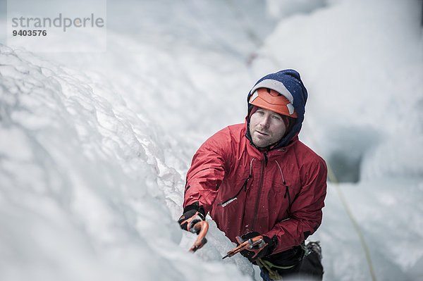 Mann führen Eis klettern Blei Simplonpass