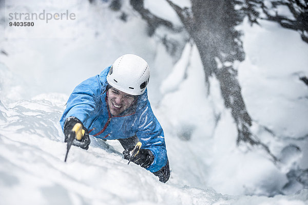 Mann Sturm führen Eis Mittelpunkt klettern Blei Simplonpass Schnee