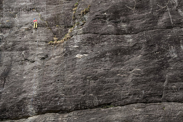 Mann klettern Granit Italien