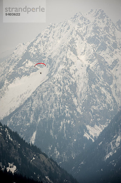 fliegen fliegt fliegend Flug Flüge Gleitschirm Rose Italien