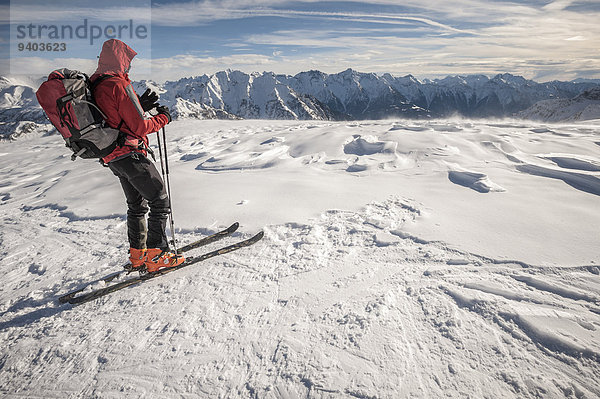 Bergsteiger über Ski Hochebene Italien