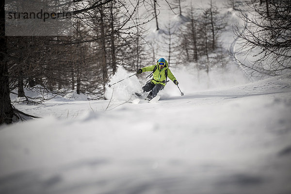 Skifahrer absteigen unbewohnte entlegene Gegend Hang steil