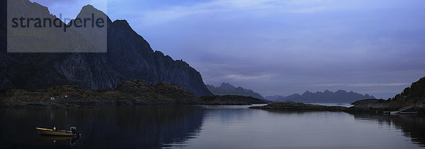 Felsformation Außenaufnahme Landschaftlich schön landschaftlich reizvoll Wasser Berg Landschaft Schönheit niemand Spiegelung Meer Querformat Norwegen Wasserfahrzeug Abenddämmerung Fjord Motorboot freie Natur