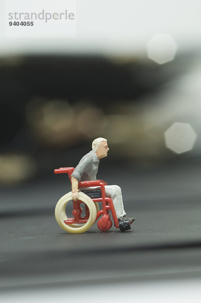 Miniatur-Figur im Rollstuhl