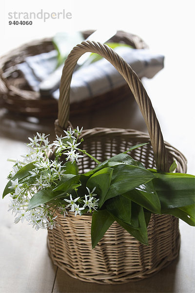 Bärlauch-Blätter und Blüten im Korb