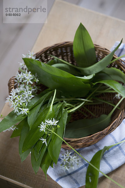 Bärlauch-Blätter und Blüten im Korb