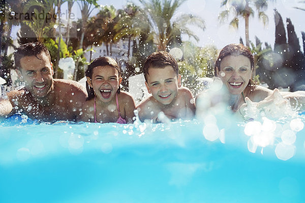 Porträt einer Familie mit zwei Kindern im Schwimmbad