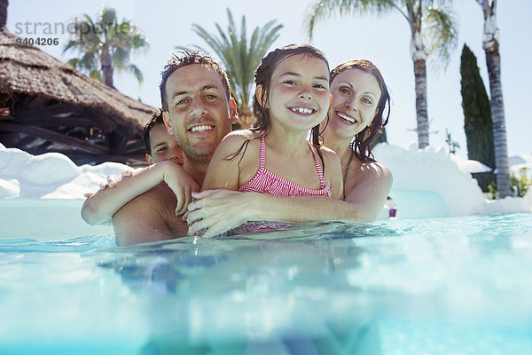 Porträt einer glücklichen Familie mit Sohn und Tochter im Schwimmbad