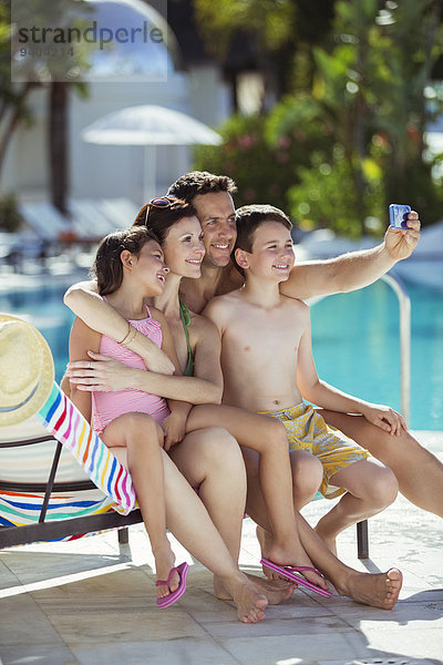 Familie mit zwei Kindern  die Selfie im Schwimmbad nehmen