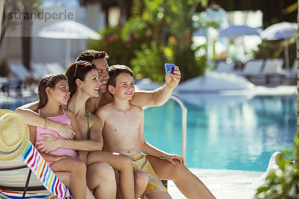 Familie mit zwei Kindern  die Selfie im Schwimmbad nehmen