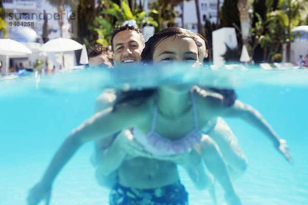 Portrait des Mädchens und ihres Vaters im Schwimmbad