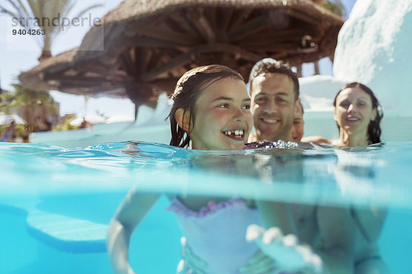 Familie mit zwei Kindern im Schwimmbad im Urlaub