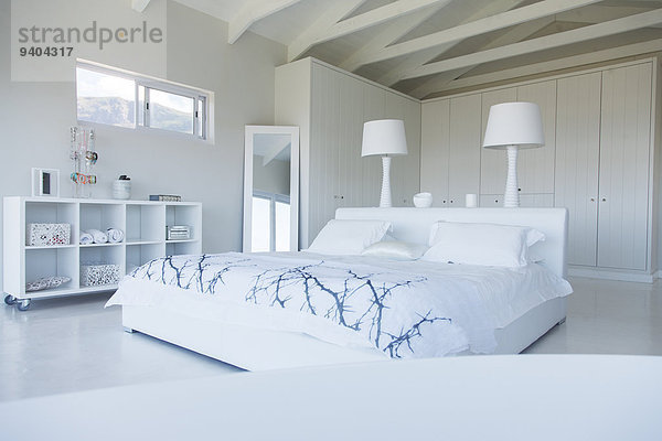 Modernes weißes Schlafzimmer mit Doppelbett