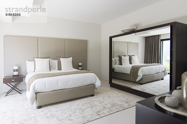 Modernes Schlafzimmer in Weiß und Beige mit Doppelbett-Spiegel
