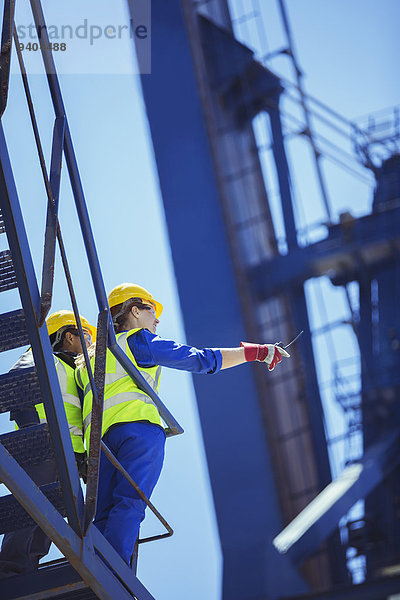 Niederwinkelansicht der Arbeiter am Ladekran