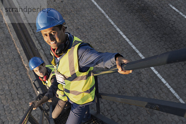 Arbeiter  die auf der Treppe stehen