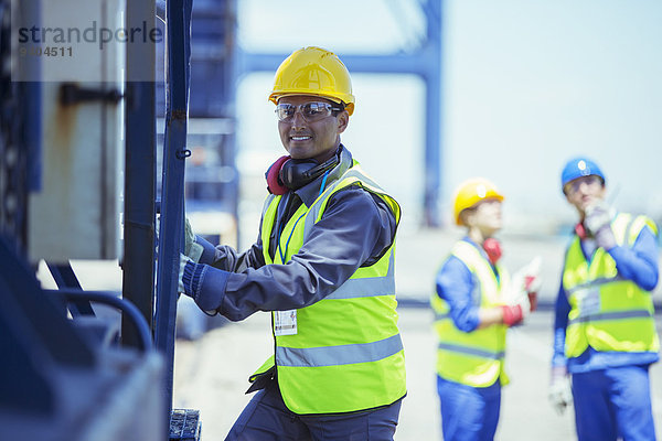 Arbeiter klettert auf den Ladekran