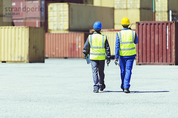 Arbeiter in der Nähe von Frachtcontainern