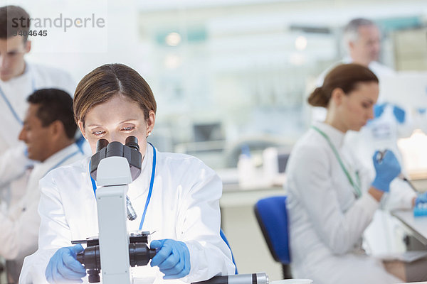Wissenschaftler untersucht Probe unter dem Mikroskop im Labor