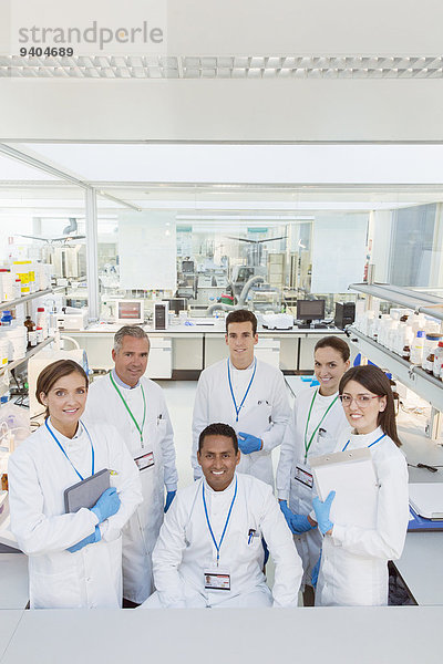 Wissenschaftler lächeln im Labor