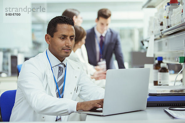 Wissenschaftler mit Laptop im Labor