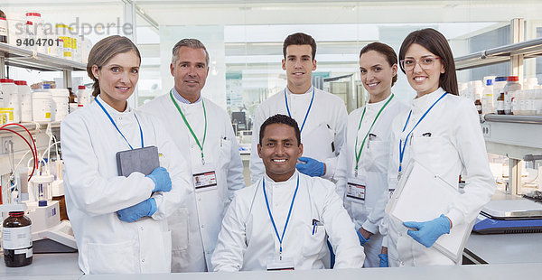 Wissenschaftler lächeln im Labor