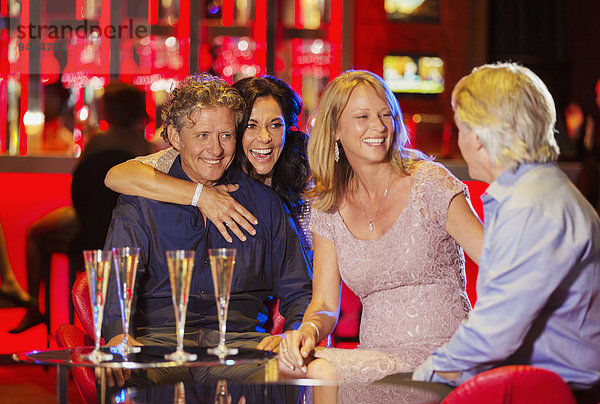 Gruppe von Freunden mit Spaß in der Bar