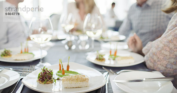 Ausgefallene Fischmahlzeit auf dem Teller im Restaurant