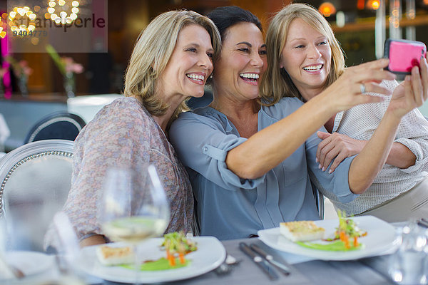Weibliche Freunde  die sich im Restaurant vergnügen
