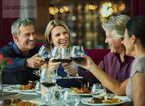 Toast mit Rotwein im Restaurant