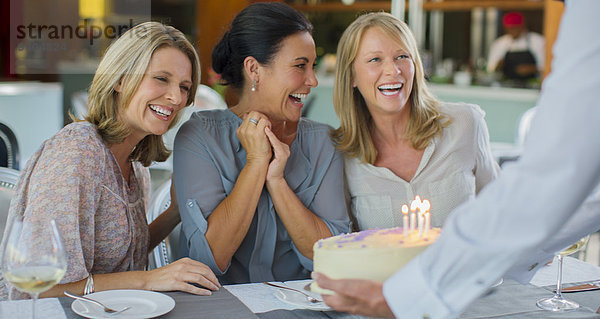 Reife Frauen feiern Geburtstag