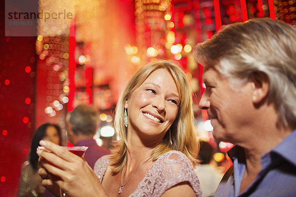 Reife Paare lächeln im Nachtclub