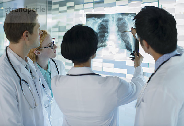 Ärzte betrachten das Röntgenbild des Patienten