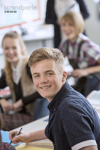 Porträt eines lächelnden Teenagers im Klassenzimmer