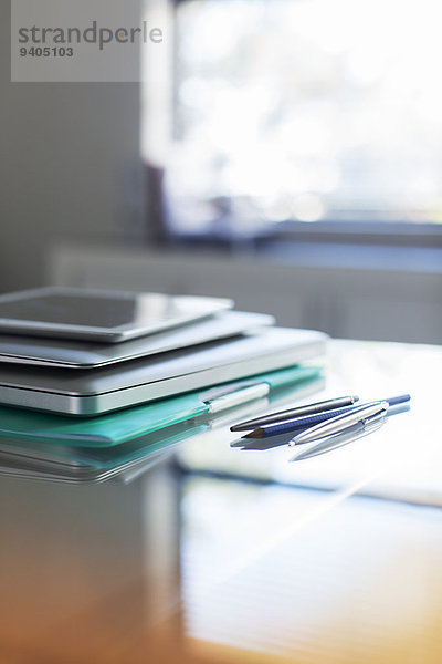 Dokumente und digitales Tablett auf dem Schreibtisch im Büro