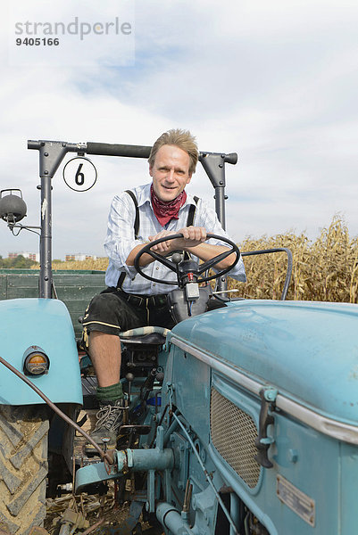 Kornfeld Mann Traktor reifer Erwachsene reife Erwachsene