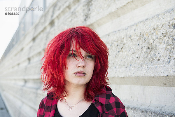 Mädchen Teenager allein aufsässig rebellisch Piercings individualität fetzig cool 16-17 Porträt Punk Fashion