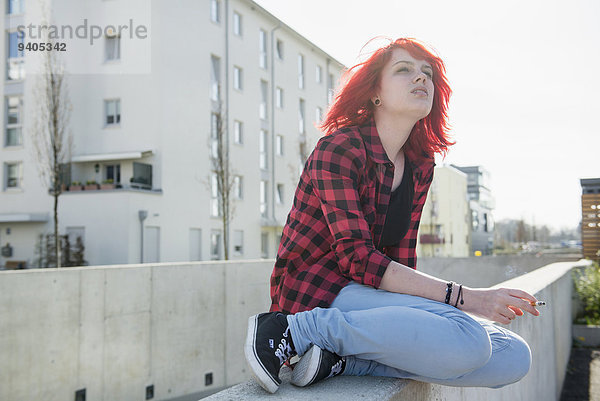 Mädchen Teenager allein aufsässig rebellisch Piercings individualität fetzig cool 16-17 Porträt Punk Fashion