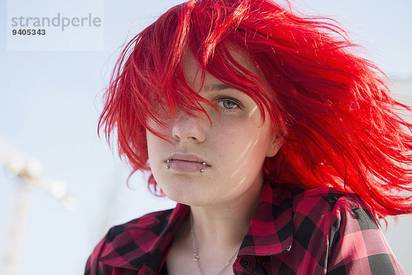 Mädchen Teenager allein aufsässig rebellisch Piercings individualität fetzig cool 16-17 Porträt Punk Fashion