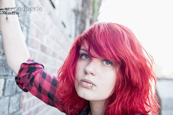 Mädchen Teenager allein aufsässig rebellisch Piercings individualität fetzig cool 16-17 Porträt Punk Fashion