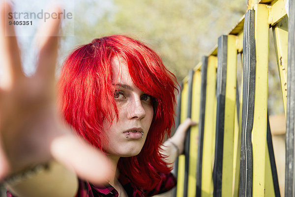 Mädchen Teenager allein aufsässig rebellisch Piercings individualität fetzig cool 16-17 Porträt Punk Fashion