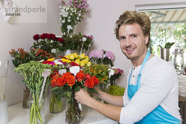 Portrait Mann Blume lächeln arrangieren Mittelpunkt Blumenvase Erwachsener
