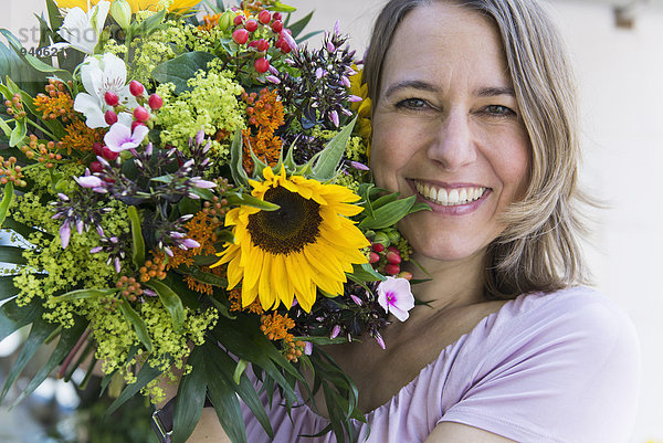 Blumenstrauß Strauß Portrait Frau lächeln Mittelpunkt Erwachsener