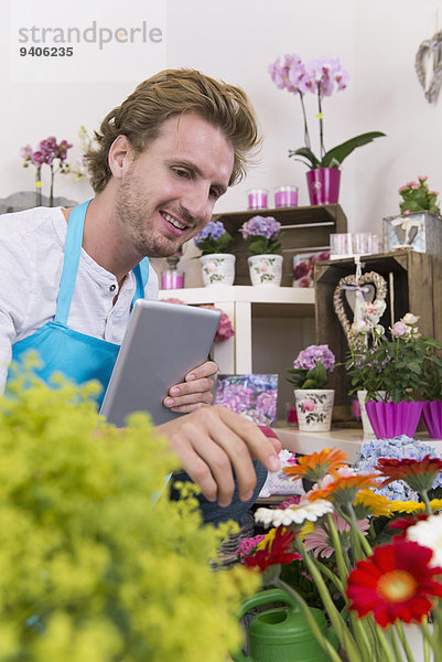 Mann Prüfung Blume lächeln Mittelpunkt Eigentum Laden Tablet PC Erwachsener