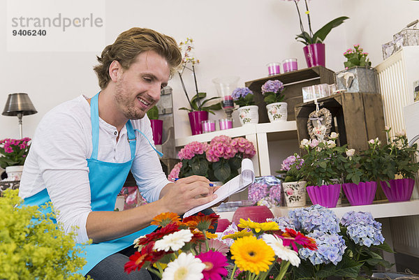 Mann Prüfung Blume lächeln Mittelpunkt Laden Erwachsener