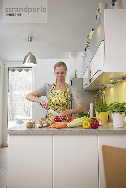 Frau schneiden Küche Gemüse