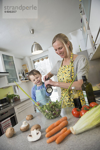 lächeln Junge - Person Vorbereitung Salat Mutter - Mensch