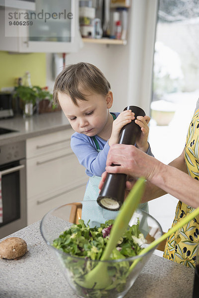 Junge - Person Hilfe Salat Peperoni Mutter - Mensch